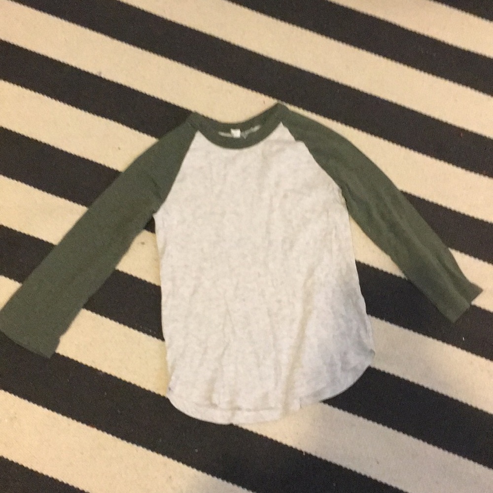 Basic long sleeved shirt with green sleeves